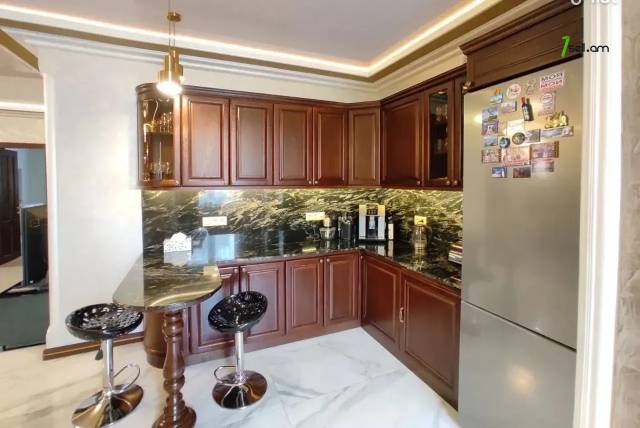 3 սենյականոց բնակարան Վարդանանց փողոցում, 86 ք.մ., 2/5 հարկ, 2 սանհանգույց, բարձր առաստաղներ