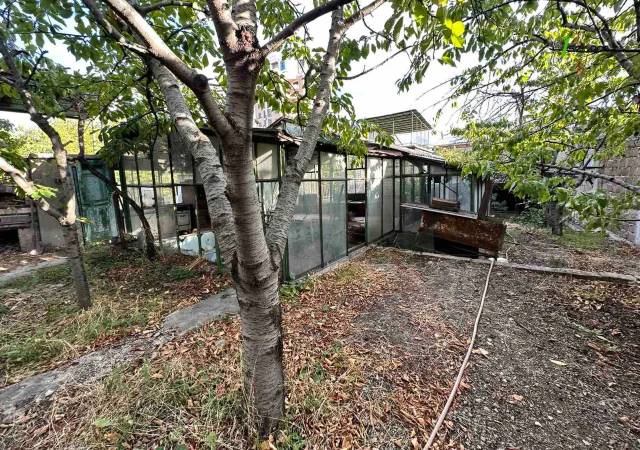 Երկու հարկանի քարե տուն Նաիրի Զարյան փողոցում կենտրոնում, 567 ք.մ., 2 սանհանգույց