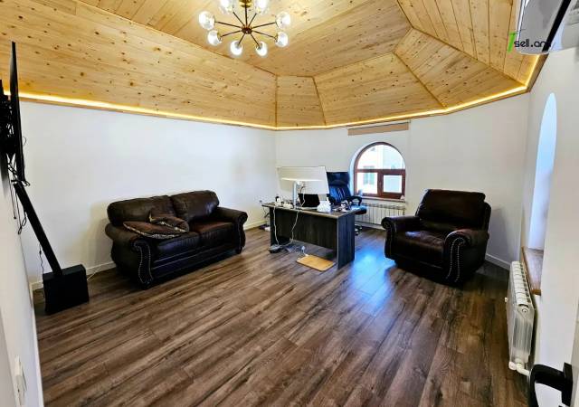 Երեք հարկանի քարե տուն Դավիթ Բեկի փողոցում Նոր Նորքում, 1003 քմ, 3+ սանհանգույց