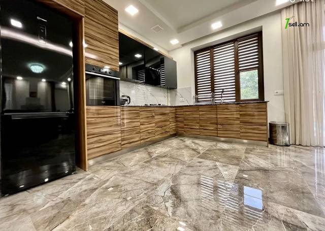 Երկու հարկանի տուն Էզրաս Հասրաթյան փողոցում Քանաքեռ Զեյթունում, 300 ք.մ., 3+ սանհանգույց