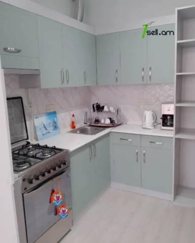 3 սենյականոց բնակարան Սայաթ-Նովայի պողոտայում, 70 ք.մ., 3/5 հարկ, եվրովերանորոգված, քարե շենք