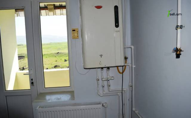 2 սենյականոց բնակարան Ախուրյանում, 66 քմ, կապիտալ վերանորոգված, քարե շենք