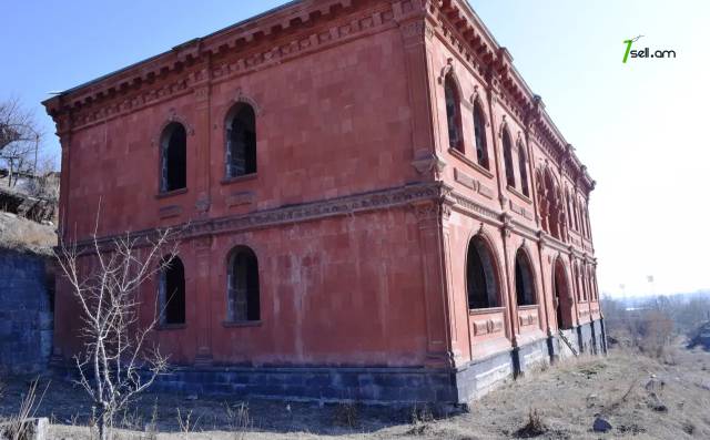 Երեք հարկանի քարե տուն Սահմանապահ փողոցում Գյումրիում, 1022 ք.մ., 2 սանհանգույց