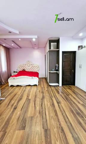 Երեք հարկանի քարե տուն Մարշալ Բաբաջանյանի փողոցում Ավանում, 420 ք.մ., 2 սանհանգույց