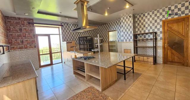 Չորս հարկանի քարե տուն Գարեգին Հովսեփյանի փողոցում Նորք Մարաշում, 2265 քմ, 3+ սանհանգույց