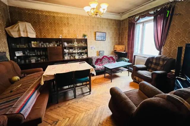 2 սենյականոց բնակարան Նաիրի Զարյան փողոցում, 65 ք.մ., բարձր առաստաղներ, նախավերջին հարկ, քարե շենք