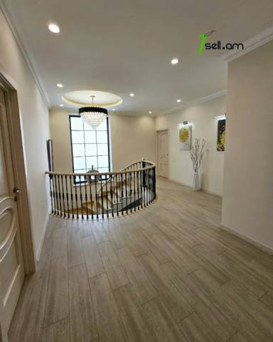 Երկու հարկանի քարե տուն, Նոյ թաղամաս Աջափնյակում, 820 քմ, 3+ սանհանգույց, կապիտալ վերանորոգված