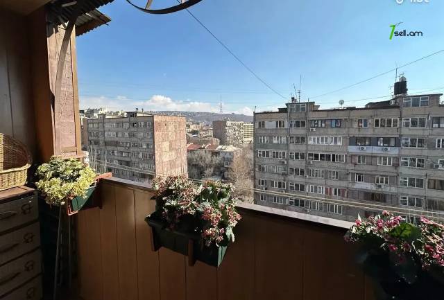 4 սենյականոց բնակարան Եզնիկ Կողբացու փողոցում, 105 քմ, կապիտալ վերանորոգված