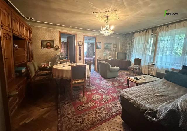 3 սենյականոց բնակարան Խորենացու փողոցում, 81 ք.մ., 3/5 հարկ, քարե շենք