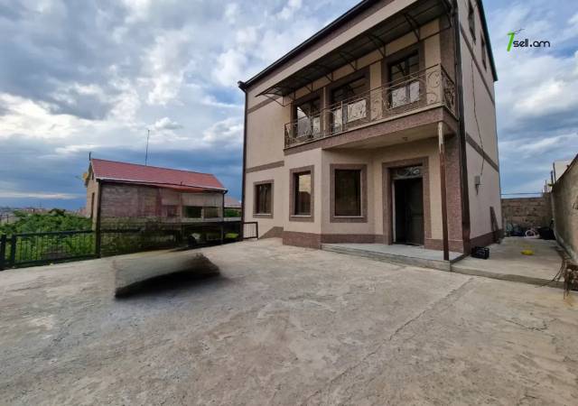 Երկու հարկանի քարե տուն, Դուրյան թաղամաս Ավանում, 500 ք.մ., 2 սանհանգույց, կապիտալ վերանորոգված