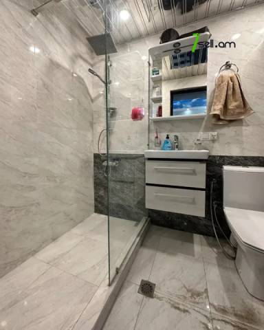 2 սենյականոց բնակարան Ադմիրալ Իսակովի պողոտայում, 40 ք.մ., 2/10 հարկ, կապիտալ վերանորոգված