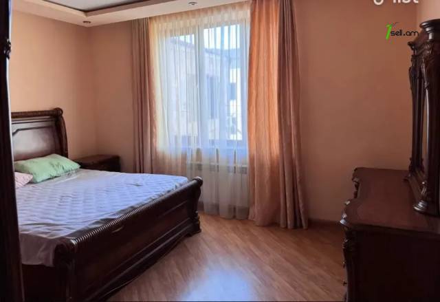 4 սենյականոց բնակարան, Իսահակյան թաղամաս, 130 քմ, 2/2 հարկ, 2 սանհանգույց, բարձր առաստաղներ