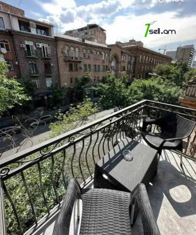 2 սենյականոց բնակարան Խորենացու փողոցում, 45 քմ, 3/5 հարկ, դիզայներական ոճով վերանորոգված, քարե շենք