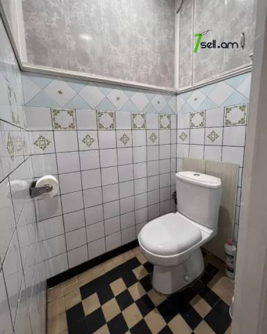 4 սենյականոց բնակարան Արամի փողոցում, 116 ք.մ., 2 սանհանգույց, մի քանի պատշգամբ, 2/5 հարկ, քարե շենք