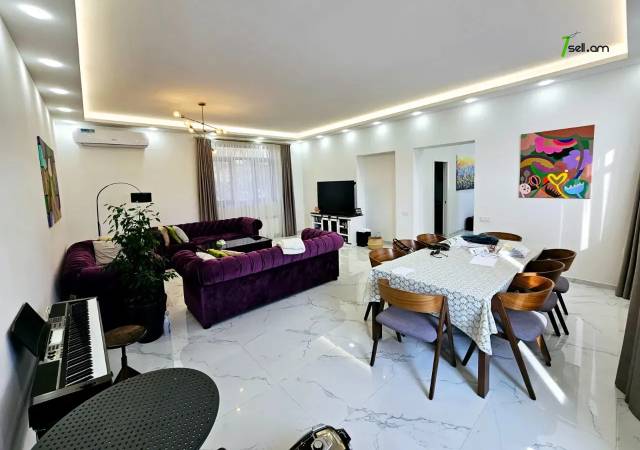 Երեք հարկանի քարե տուն Դավիթ Բեկի փողոցում Նոր Նորքում, 1003 քմ, 3+ սանհանգույց