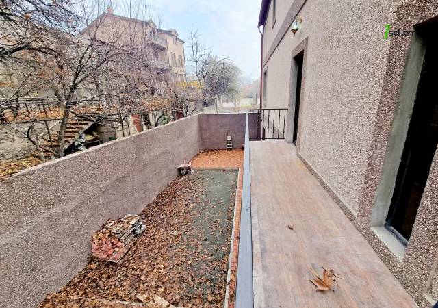 Երեք հարկանի քարե տուն Արաբկիրի 17-րդ փողոցում Արաբկիրում, 200 ք.մ., 3+ սանհանգույց