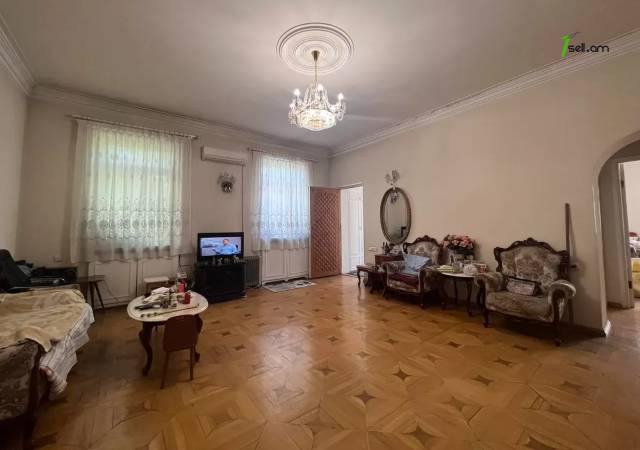 Երեք հարկանի քարե տուն Մարշալ Բաղրամյան պողոտայում Արաբկիրում, 840 ք.մ., 2 սանհանգույց