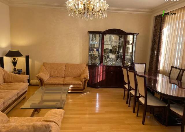 Երկու հարկանի քարե տուն Էրեբունու փողոցում Էրեբունիում, 510 քմ, 3+ սանհանգույց, եվրովերանորոգված