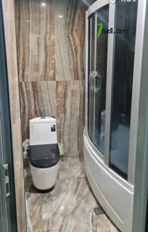 3 սենյականոց բնակարան Պարույր Սևակի փողոցում, 84 ք.մ., 2 սանհանգույց, եվրովերանորոգված, քարե շենք