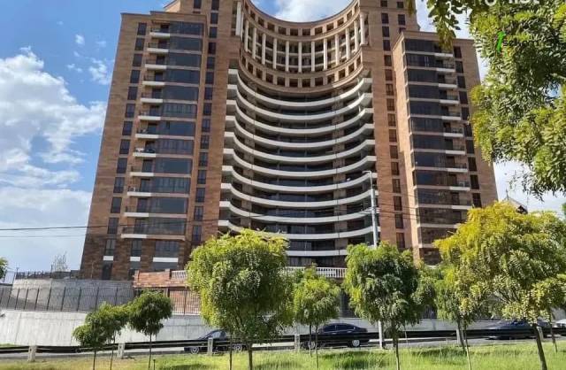 2 սենյականոց բնակարան նորակառույց շենքում Սասնա Ծռերի փողոցում, 68 ք.մ., բարձր առաստաղներ, 4/18 հարկ