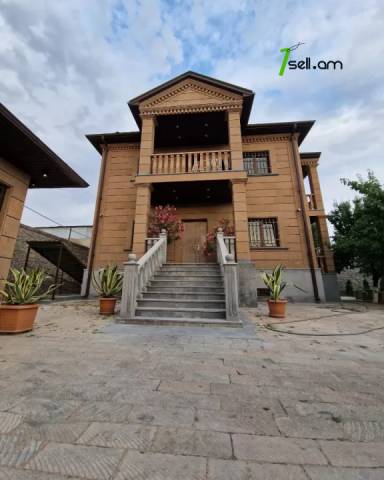 Երկու հարկանի քարե տուն 12-րդ փողոցում Պտղնիում, 1200 քմ, 3+ սանհանգույց, եվրովերանորոգված