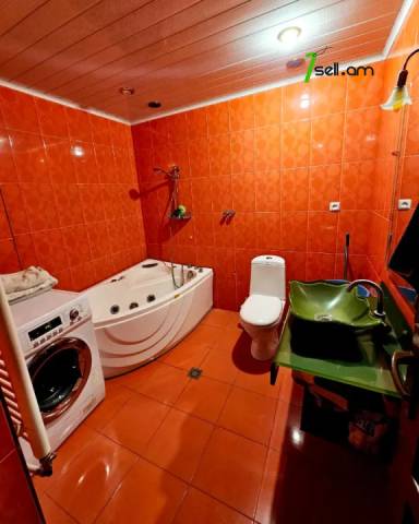 5 սենյականոց բնակարան Նալբանդյան փողոցում, 140 ք.մ., 2 սանհանգույց, բարձր առաստաղներ