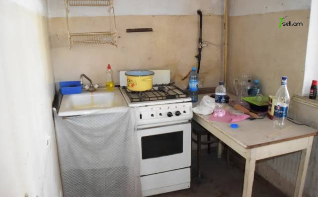 3 սենյականոց բնակարան Միխայիլ Սալտիկով-Շեդրինի փողոցում, 86 ք.մ., քարե շենք