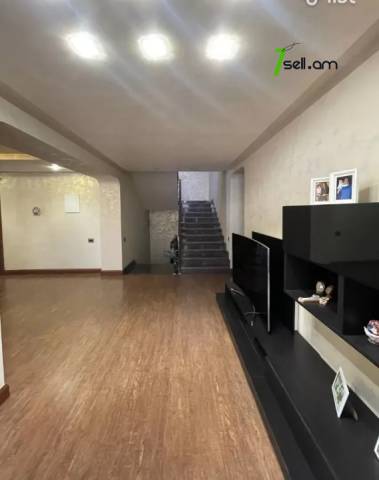 Երեք հարկանի տուն Արաբկիր 51-րդ փողոցում Արաբկիրում, 580 ք.մ., 3+ սանհանգույց