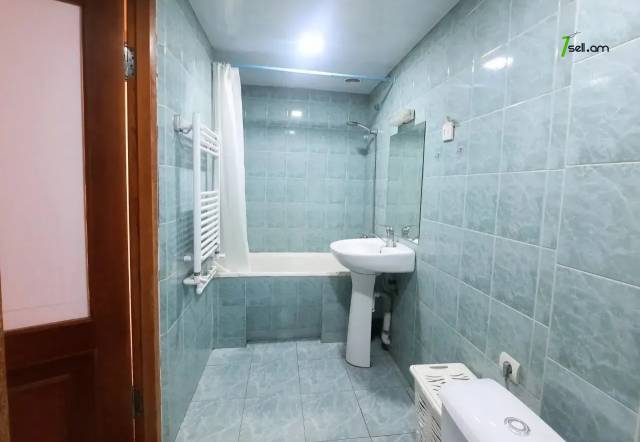 3 սենյականոց բնակարան Սարյանի փողոցում, 80 քմ, նախավերջին հարկ, կոսմետիկ վերանորոգում, քարե շենք