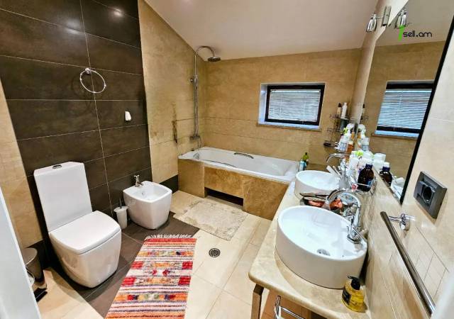 Երեք հարկանի տուն Արաբկիրում, 3200 ք.մ., 3+ սանհանգույց, մեծ հողամաս, կապիտալ վերանորոգված