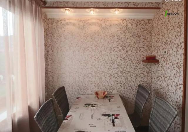 3 սենյականոց բնակարան Հանրապետության փողոցում, 83 ք.մ., 3/5 հարկ, եվրովերանորոգված, քարե շենք