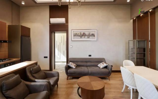 2 սենյականոց բնակարան, Komitas Ave, 66 ք.մ., բարձր առաստաղներ, կապիտալ վերանորոգված, քարե շենք