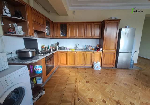 5 սենյականոց բնակարան Ալեք Մանուկյանի փողոցում, 210 ք.մ., 2 սանհանգույց, 2/9 հարկ