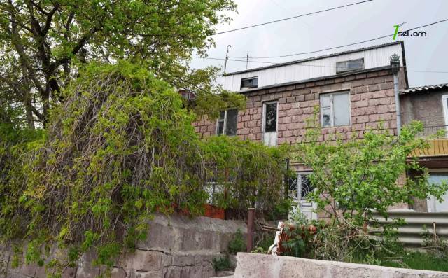 Երկու հարկանի քարե տուն Կոմինտերնի փողոցում Գյումրիում, 209 քմ, մասնակի վերանորոգում