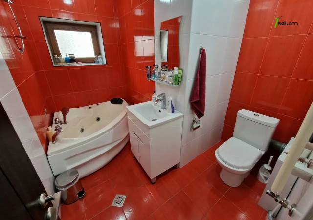 Երեք հարկանի քարե տուն Կարապետյան փողոցում Աջափնյակում, 470 ք.մ., 3+ սանհանգույց