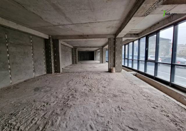 Բազմաֆունկցիոնալ գույք Դերենիկ Դեմիրճյանի փողոցում կենտրոնում, 241 ք.մ.