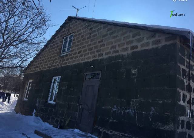 Մեկ հարկանի քարե տուն Աղասի Խանջյանի փողոցում Հրազդանում, 113 ք.մ., մեծ հողամաս