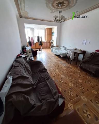 3 սենյականոց բնակարան Բարբյուսի փողոցում, 94 ք.մ., մի քանի պատշգամբ, քարե շենք