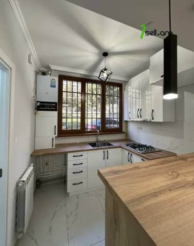 2 սենյականոց բնակարան Արամ Խաչատրյան փողոցում, 46 ք.մ., 1/5 հարկ, եվրովերանորոգված, քարե շենք