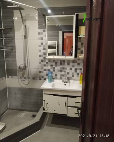 3 սենյականոց բնակարան Ջրվեժի 1-ին փողոցում, 80 ք.մ., 2 սանհանգույց, մի քանի պատշգամբ