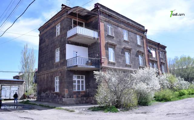 2 սենյականոց բնակարան Մհեր Մկրտչյանի փողոցում, 55 քմ, 1/3 հարկ, բարձր առաստաղներ