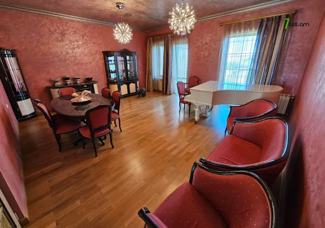 Երկու հարկանի քարե տուն Չարենցի փողոցում կենտրոնում, 740 ք.մ., 3+ սանհանգույց, կապիտալ վերանորոգված