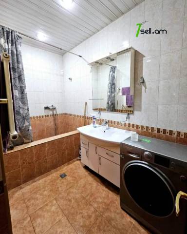 Երեք հարկանի քարե տուն Բարբյուսի փողոցում Արաբկիրում, 1060 ք.մ., 3+ սանհանգույց