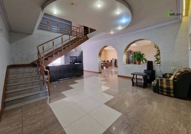 Երկու հարկանի քարե տուն Աշոտ Հովհաննիսյանի փողոցում Նոր Նորքում, 700 ք.մ., 3+ սանհանգույց