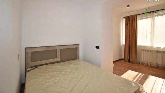 2 սենյականոց բնակարան Արամ Խաչատրյանի փողոցում, 42 ք.մ., 2/5 հարկ, եվրովերանորոգված, քարե շենք