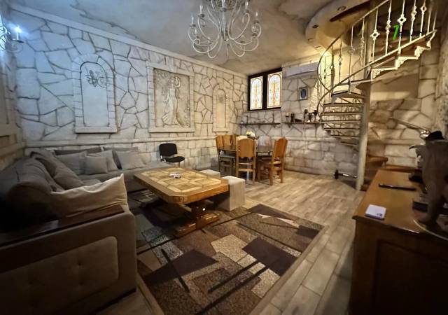 Մեկ հարկանի քարե տուն Սարյանի փողոցում կենտրոնում, 150 ք.մ., 3+ սանհանգույց, կապիտալ վերանորոգված