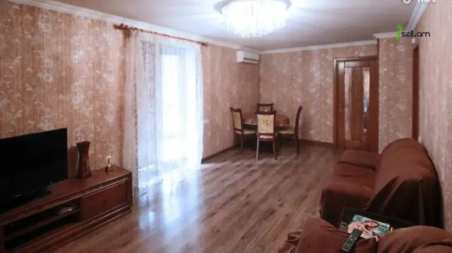 3 սենյականոց բնակարան Հանրապետության փողոցում, 83 ք.մ., 3/5 հարկ, եվրովերանորոգված, քարե շենք