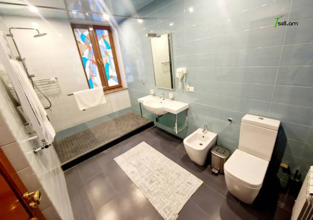 Չորս հարկանի քարե տուն Նաիրի Զարյան փողոցում Արաբկիրում, 600 ք.մ., 3+ սանհանգույց