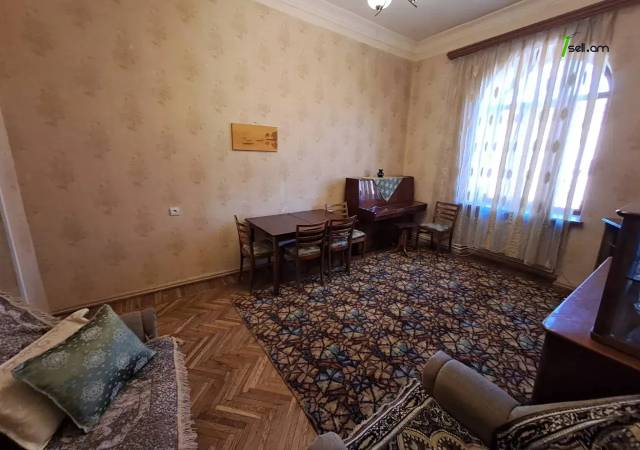 4 սենյականոց բնակարան Մոսկովյան փողոցում, 94 ք.մ., բարձր առաստաղներ, քարե շենք