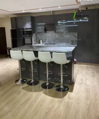 3 սենյականոց բնակարան նորակառույց շենքում կենտրոնում, 131 ք.մ., 5/14 հարկ, 2 սանհանգույց